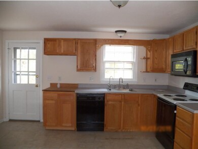 81 Granite St unit 81, Londonderry, NH 03053 - photo 2
