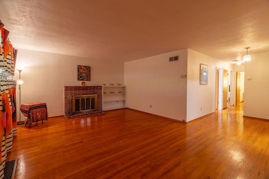 Main livingroom  with 1 fireplace and small bookshelves