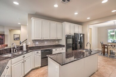 Amazing Kitchen / Granite Countertops / Dual Sinks