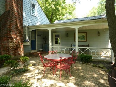 Outdoor Dining .... How Quaint!