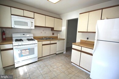 7439 Larne Ct, Lorton, VA 22079 - photo 7