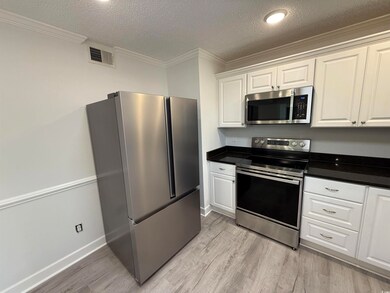 Kitchen with ornamental molding, light wood-style 