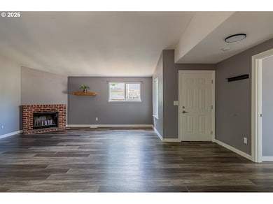 Living Room/Entrance
