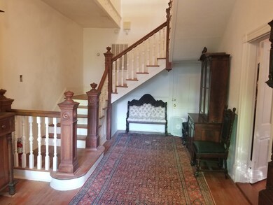 Foyer/staircase