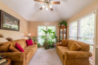 Enjoy This Cozy Room Overlooking The Beautiflly La