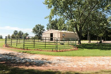 Round Pen stays.