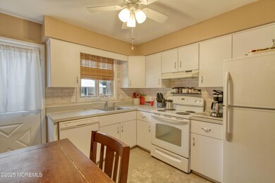 Eat-In-Kitchen