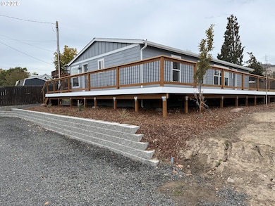 407 Dufur Ave, Maupin, OR 97037 - photo 4