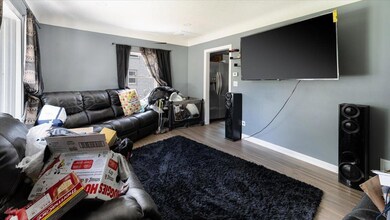 05-5415 Dupont Ave - Interior-1.jpg