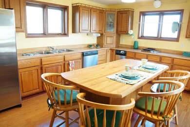 Huge Kitchen-Island!