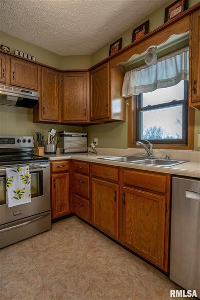 1826 W 59th St, Davenport, IA 52806 - photo 4