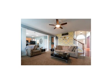 Open concept eat-in kitchen to comfortable and fre