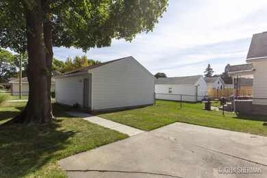 2252 Riverside Dr NE_6
