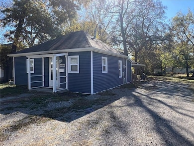 1013 W 2nd St, Pittsburg, KS 66762 - photo 2