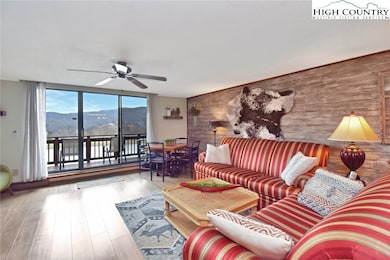 LARGE LIVING ROOM WITH AMAZING VIEWS