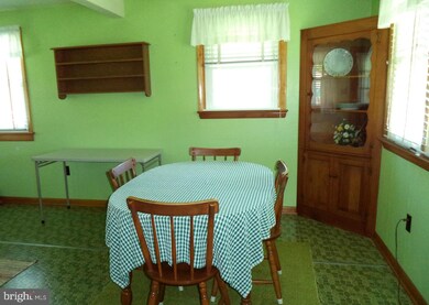 68 Dawson St, Berkeley Springs, WV 25411 - photo 4