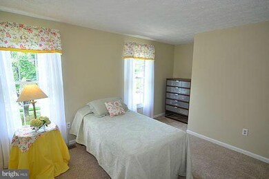 8205 Lapping Brook Ct, Laurel, MD 20723 - photo 4