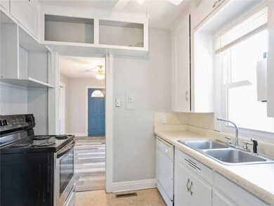 213 E 14th St N, Newton, IA 50208 - photo 6