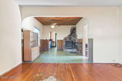 Living Room / Entry