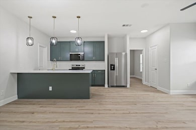 Kitchen with kitchen peninsula, appliances with st