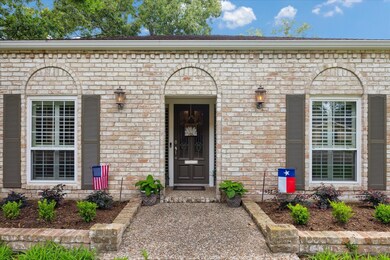 10226 Holly Springs Dr, Houston, TX 77042 - photo 2