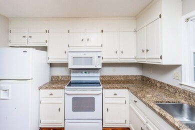EAT-IN KITCHEN W/ GRANITE COUNTER-TOPS, PANTRY, SK