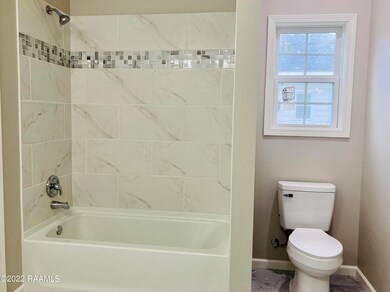 402 E 16th St - Master Bath tub