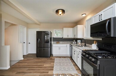 2416 E 38th Ct, Des Moines, IA 50317 - photo 6