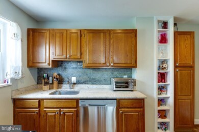 6841 Radcliffe Dr, Alexandria, VA 22307 - photo 5