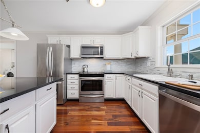 231 Maple Ave unit 204, Newport, RI 02840 - photo 4