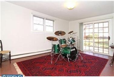 127 Laurel Ln, Broomall, PA 19008 - photo 4