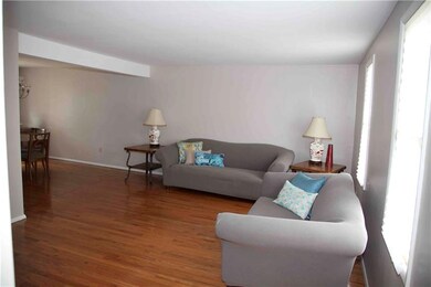 Open floor plan in living room/ dining area: gleam