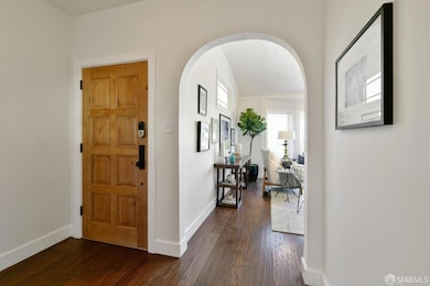 Enjoy bright, spacious rooms and high-end finishes accented by soaring ceilings, arched doorways, large windows, beautiful hardwood floors and recessed lighting.