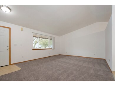 Living Room/Entrance