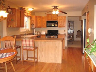 822 Brandt Dr, Lake In the Hills, IL 60156 - photo 4