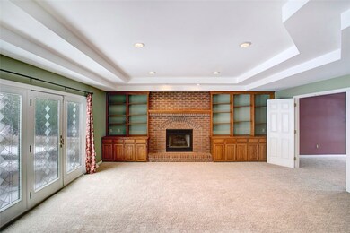 HUGE FAMILY ROOM WITH DOUBLE BOX TRAY & BUILTINS O