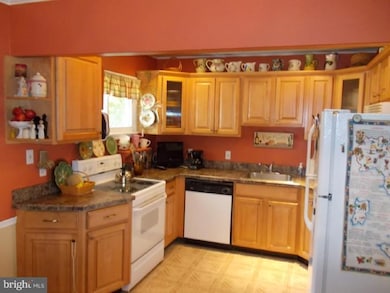 82 Cobalt Ridge Dr N, Levittown, PA 19057 - photo 4