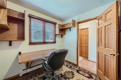 Flex room. Use for office, sleeping, crafts.......