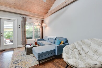 2bd/1ba Living room