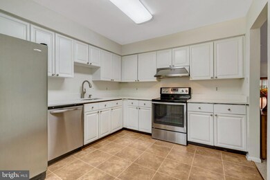 12205 Wye Oak Commons Cir, Burke, VA 22015 - photo 3