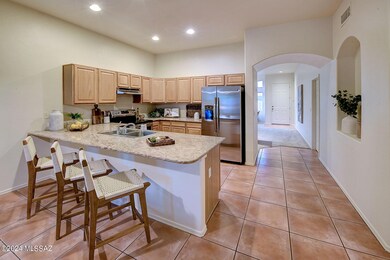 Kitchen w/ Breakfast Bar