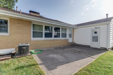 807 E Pinzon St, Tuscola, IL 61953 - photo 4