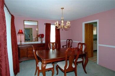 Enjoy family and friends gathering in this spaciou