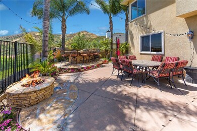 Built-in BBQ w/ Bar and Fire-Pit