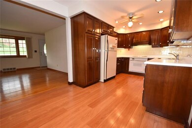 546 Springdale Rd, Eighty Four, PA 15330 - photo 4