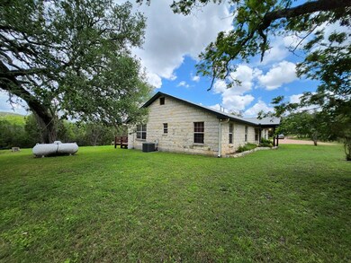 678 Loudon Rd, Fredericksburg, TX 78624 - photo 4