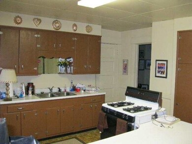 2110 W 1st St, Davenport, IA 52802 - photo 3