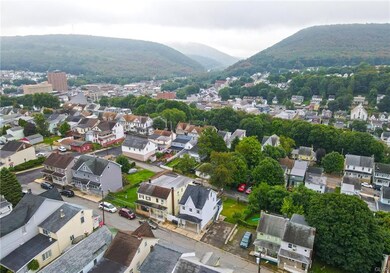 216 Brown St, Tamaqua, PA 18252 - photo 4