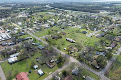 210 N Collins St, Colbert, OK 74733 - photo 5