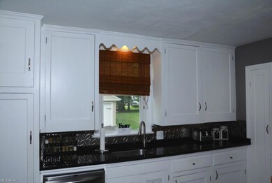 EAT-IN KITCHEN WITH GRANITE COUNTERTOPS, CERAMIC T